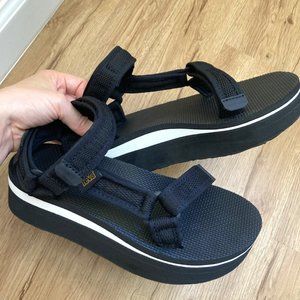 Tevas Flatform Universal Mesh Sandals